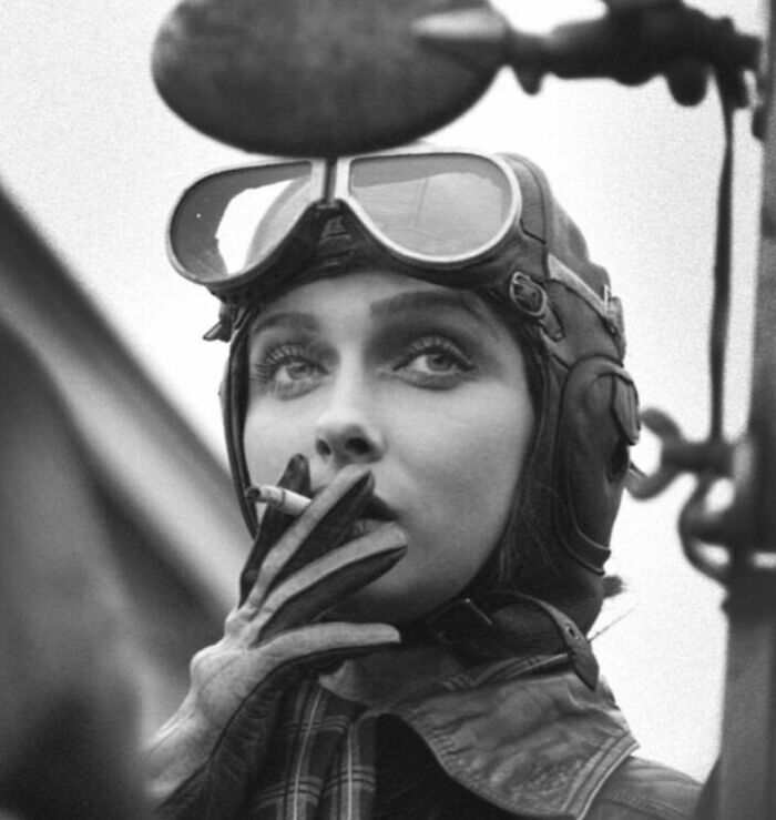 Shirley Slade, piloto de 22 años con su casco, gafas y guantes, 1943