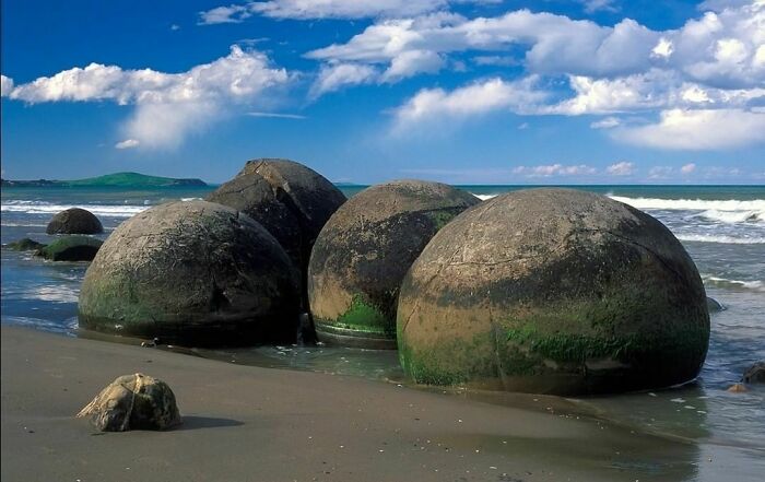 Las piedras Diquis en Costa Rica. Son unas 300 esferas de piedra en el delta Diquis, en Isla del Cano. Se llaman así por sus supuestos creadores, la cultura Diquis