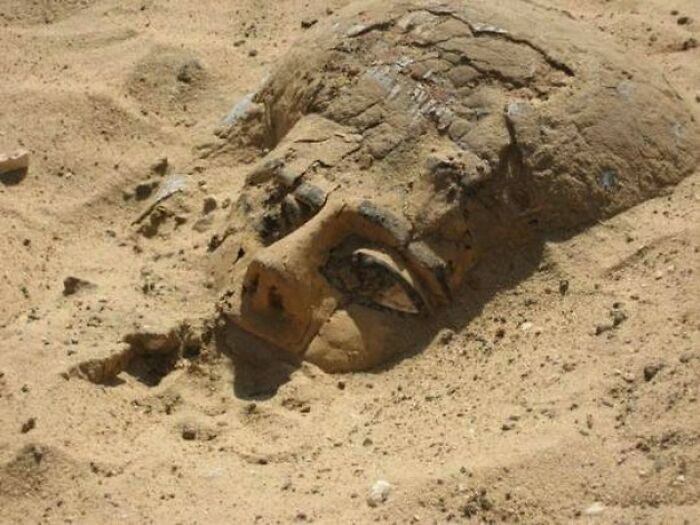 Sarcófago de madera bajo la arena en Abydos, Egipto