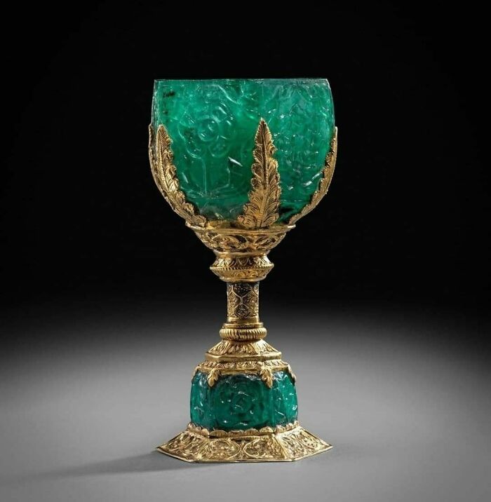 Copa de vino del siglo XVIII. Esmeraldas indias talladas con monturas de oro