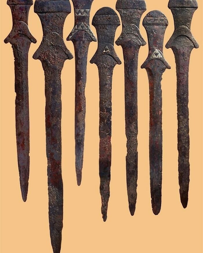 Gallery Of 2 Images.the Oldest Swords In The World. In The Arslantepe Site, Turkey, Excavations Carried Out In The 1980s Found Swords And Daggers Forged With An Arsenic-Copper Alloy, Between 45 And 60 Cm Long, About 5,000 Thousand Years Old