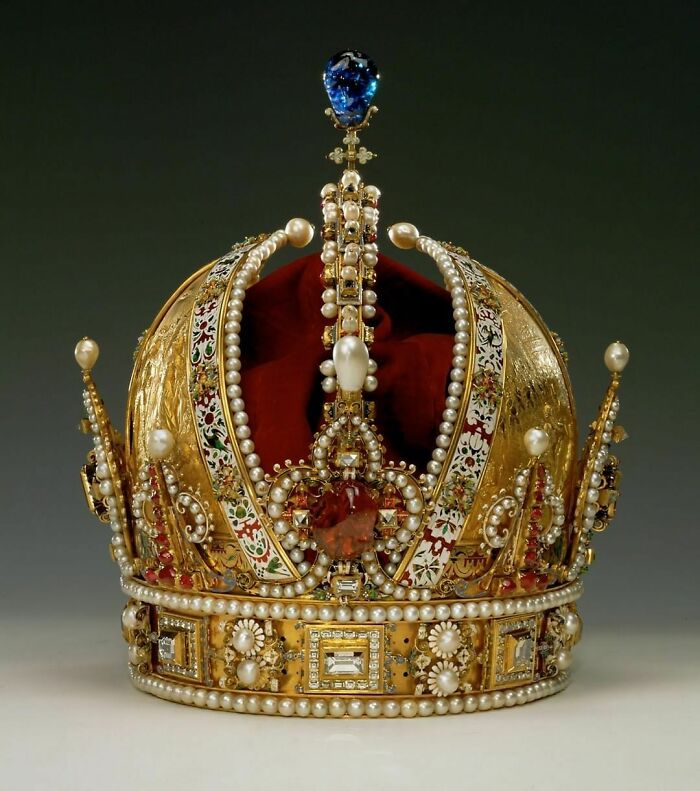 Corona del Emperador del Sacro Imperio romano germánico Rodolfo I, confeccionada en Amberes en 1602