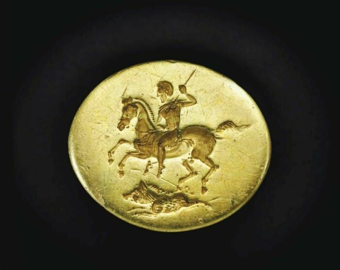 Ancient Greek Electrum Ring, Dated To The Classical Period, And More Specifically To The 4th Century Bce. The Bezel Is Inscribed With A Hunter Chasing A Boar