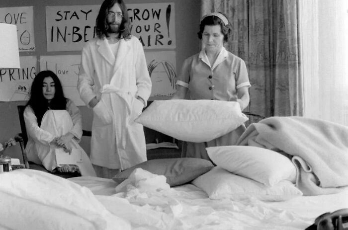John y Yoko esperan a que la mucama haga la cama para seguir protestando contra el sistema