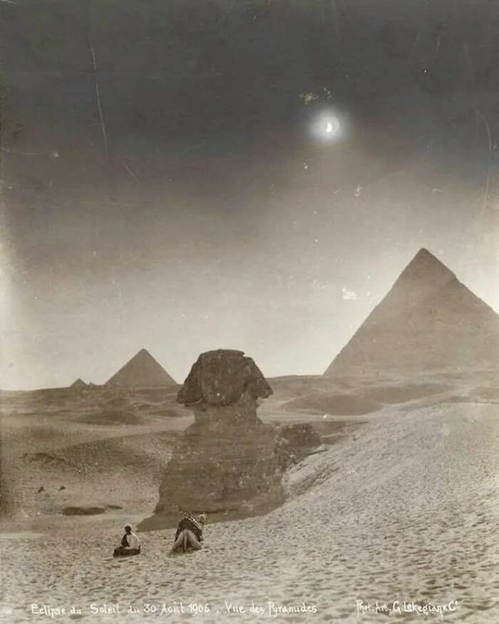 Vista de las pirámides durante un eclipse solar, 30 de agosto de 1905. Foto: Gabriel Lekegian