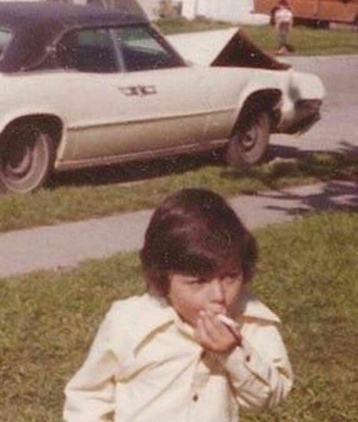 Un joven que acababa de robar el coche de su padre y lo había estrellado, da una última calada a su cigarrillo antes de afrontar las consecuencias. 1974