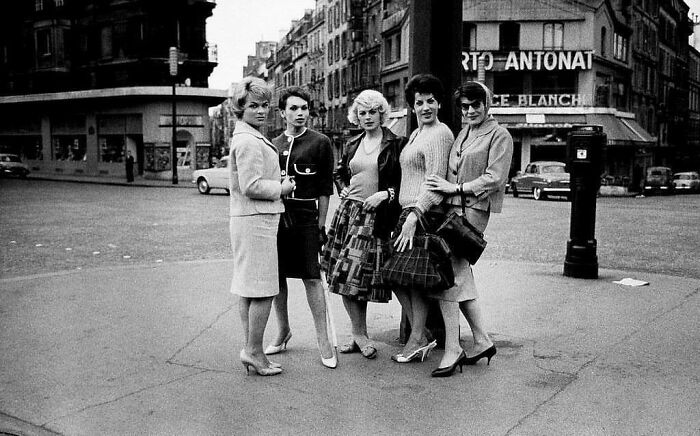 Un grupo de cinco mujeres trans en París, 1959 - Miriam, Nana, Jacky, Gine y Sabrina. Foto de Christer Strömholm