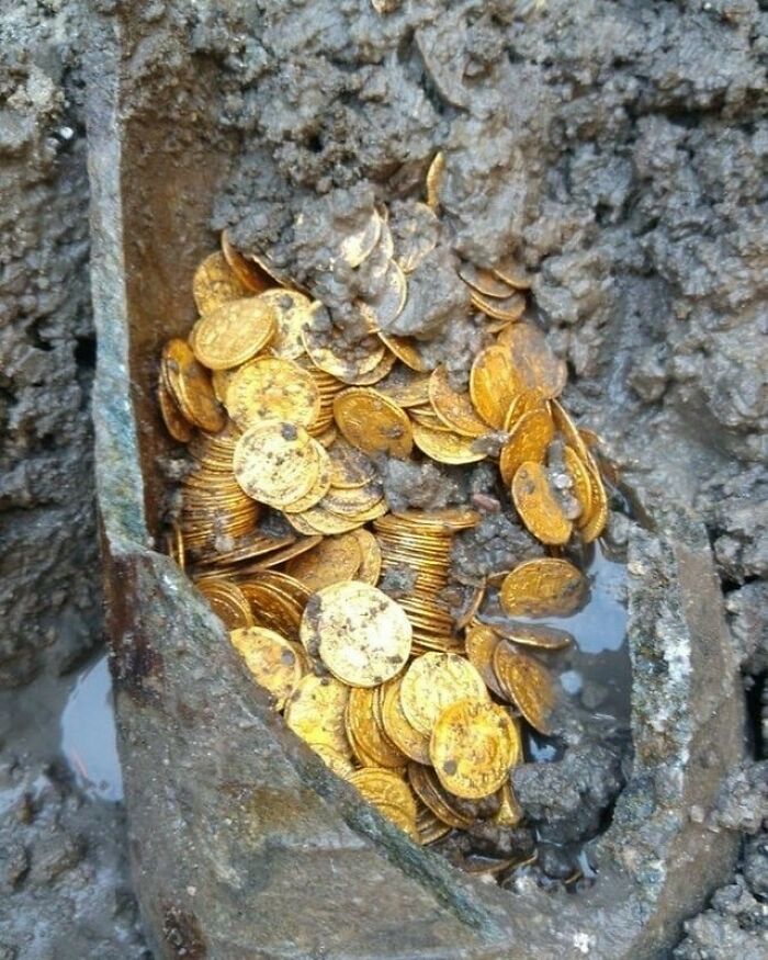 Ánfora romana llena de monedas de oro, descubierta en Como, Italia