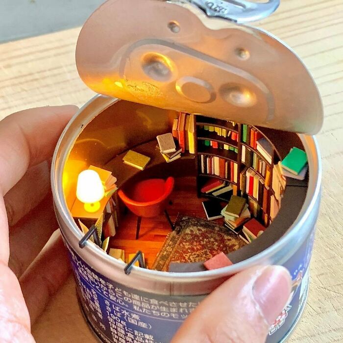 Proyecto de libros en miniatura dentro de una lata