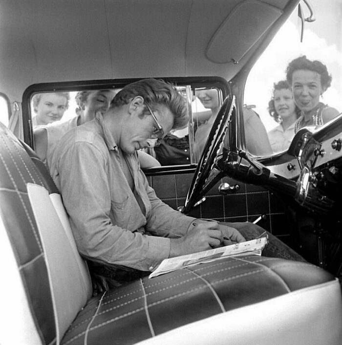 James Dean firmando autógrafos en su coche, años 50