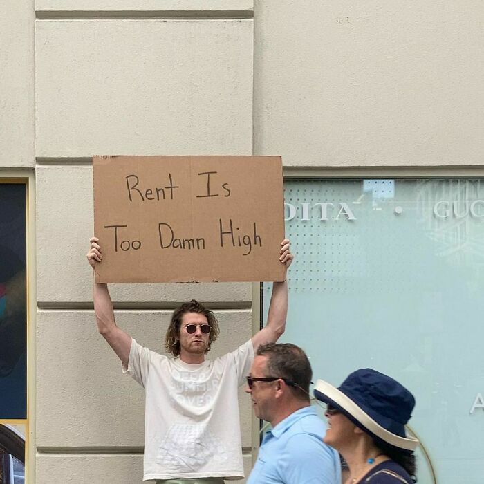 ‘Dude With Sign’ Has 8 Million Followers For Protesting Against Annoying Everyday Things With Funny Signs (30 New Pics)
