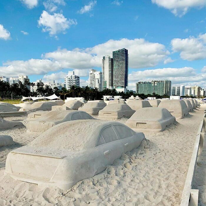 “Traffic Jam”, una instalación de esculturas en la playa de Miami
