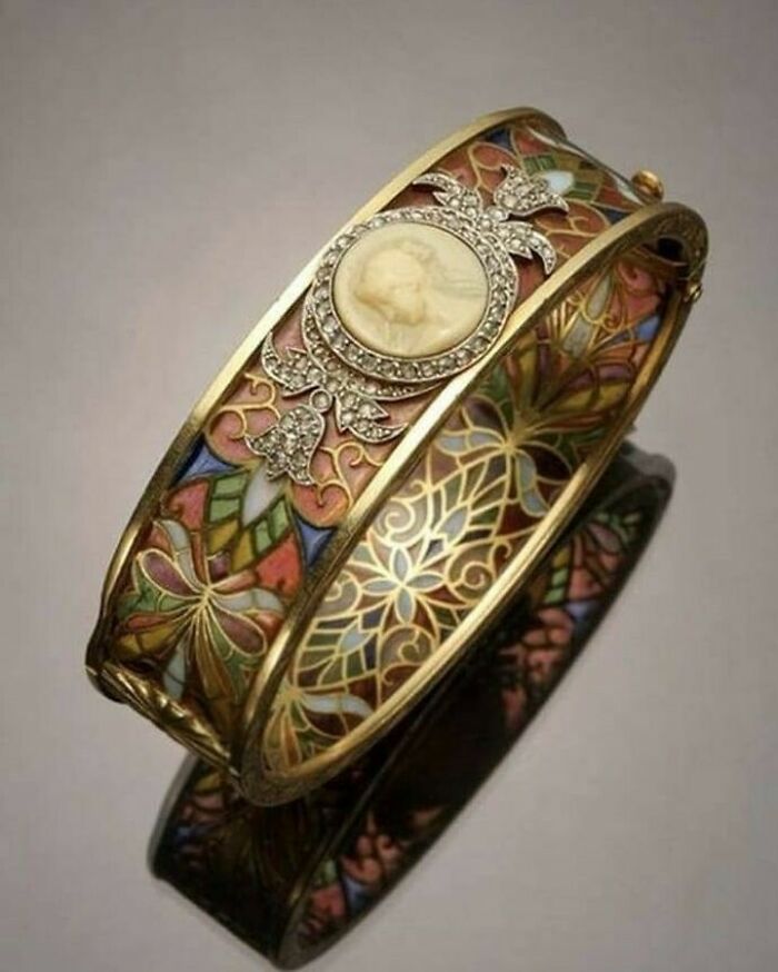 Brazalete de alrededor de 1920. Hecho de oro, platino, diamante, esmalte y un cameo. Art Nouveau