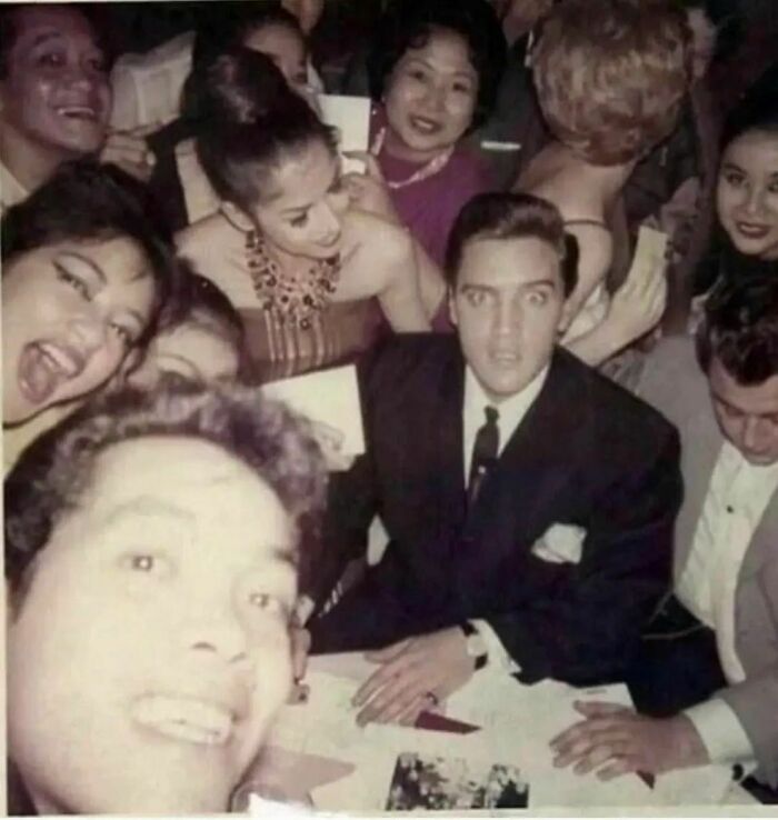 Un fan se toma una selfie con Elvis Presley. En los años 60