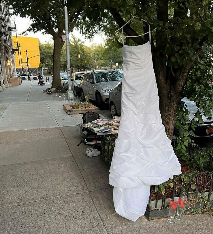 What’s The Story Here? Size 6 Wedding Dress!