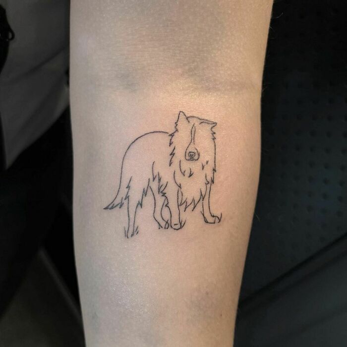 minimalistic tattoo of a wolf