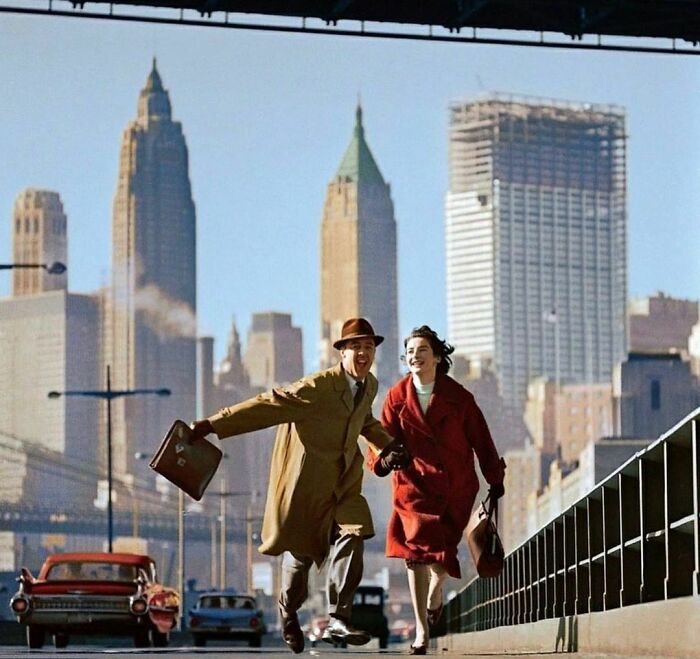 Fotografía de Norman Parkinson de dos personas corriendo por una calle de Nueva York en 1960