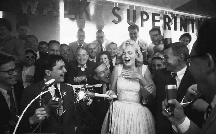 Marilyn Monroe, sorprendida por un petardo, inaugura el edificio Time-Life en Nueva York, 1957