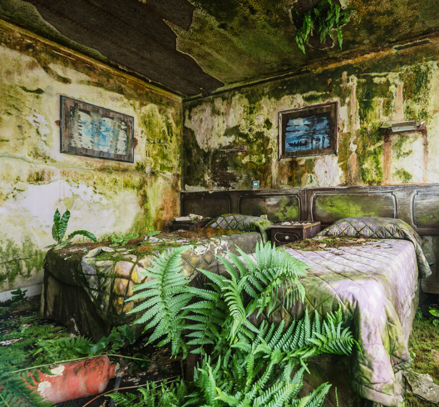 I Visited An Abandoned Hotel In Ireland With Many Objects Left Untouched