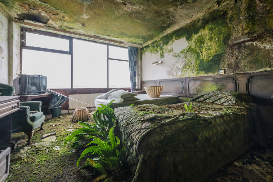 I Visited An Abandoned Hotel In Ireland With Many Objects Left Untouched