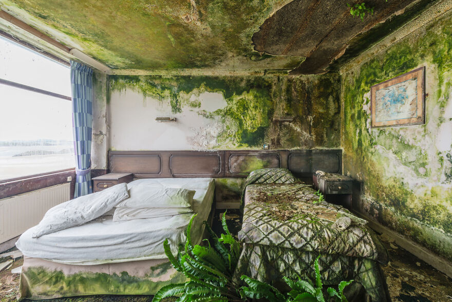 I Visited An Abandoned Hotel In Ireland With Many Objects Left Untouched