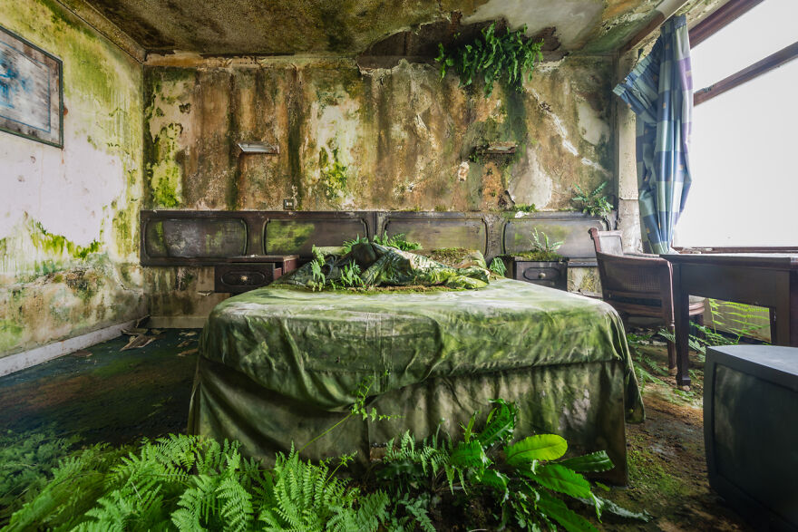 I Visited An Abandoned Hotel In Ireland With Many Objects Left Untouched I Visited An Abandoned Hotel In Ireland With Many Objects Left Untouched