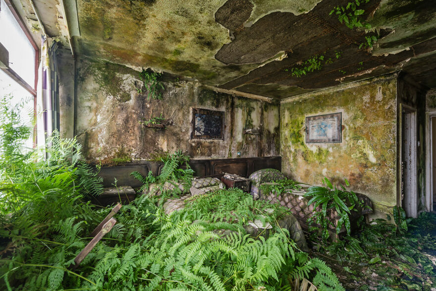 I Visited An Abandoned Hotel In Ireland With Many Objects Left Untouched