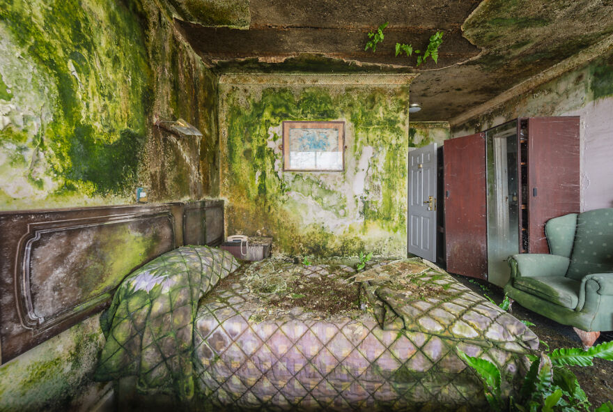 I Visited An Abandoned Hotel In Ireland With Many Objects Left Untouched