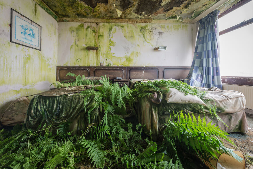 I Visited An Abandoned Hotel In Ireland With Many Objects Left Untouched