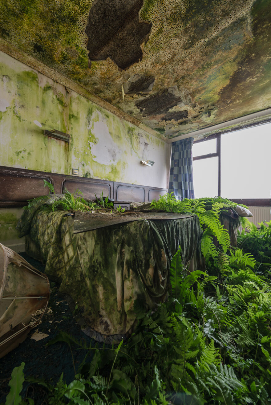 I Visited An Abandoned Hotel In Ireland With Many Objects Left Untouched