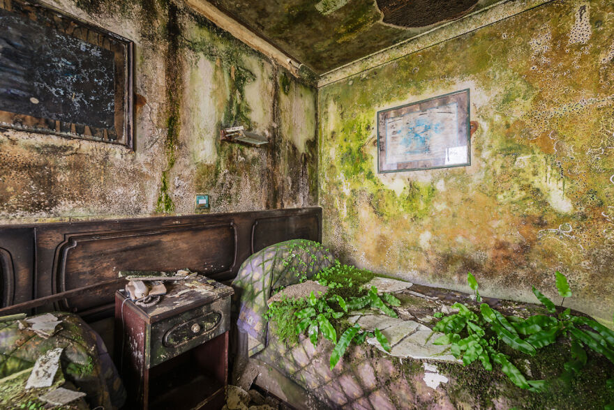 I Visited An Abandoned Hotel In Ireland With Many Objects Left Untouched