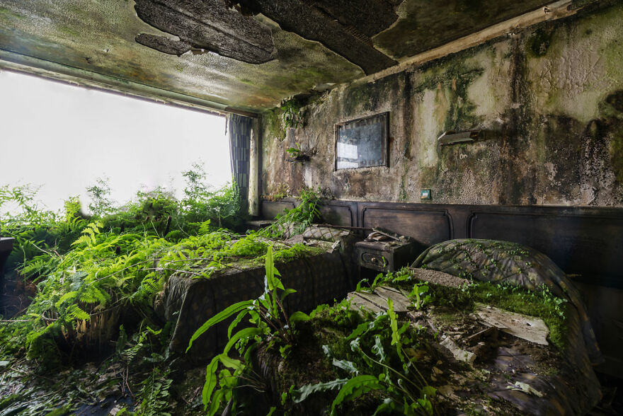 I Visited An Abandoned Hotel In Ireland With Many Objects Left Untouched