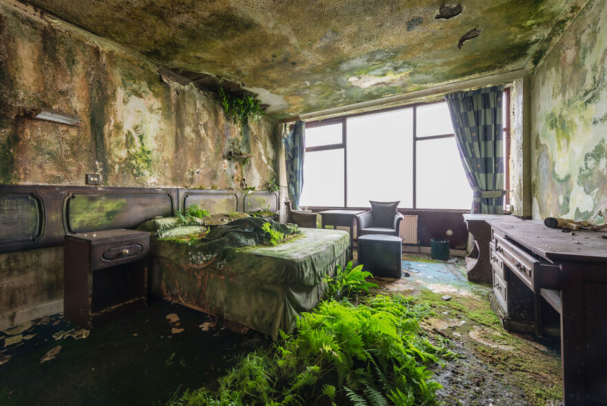 I Visited An Abandoned Hotel In Ireland With Many Objects Left Untouched