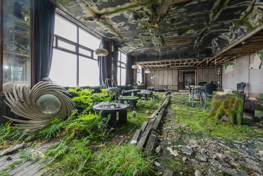 I Visited An Abandoned Hotel In Ireland With Many Objects Left Untouched