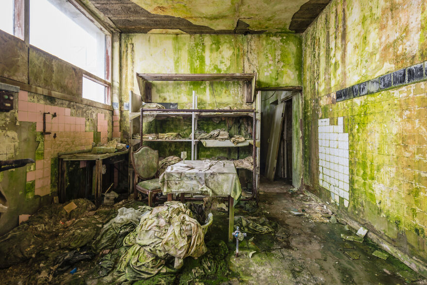 I Visited An Abandoned Hotel In Ireland With Many Objects Left Untouched