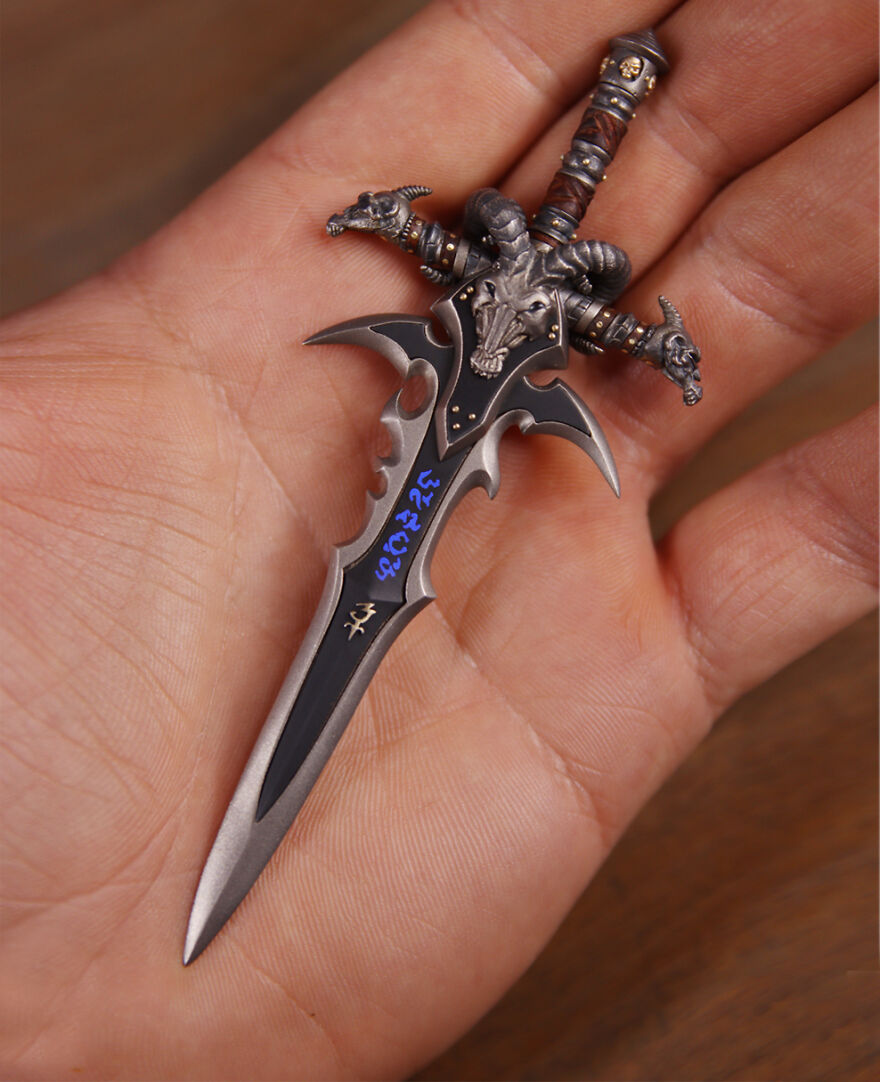 Jeweler Spends Over 700 Hours Recreating Warcraft's Most Legendary Blade In Gold And Silver Jeweler Spends Over 700 Hours Recreating Warcraft's Most Legendary Blade In Gold And Silver