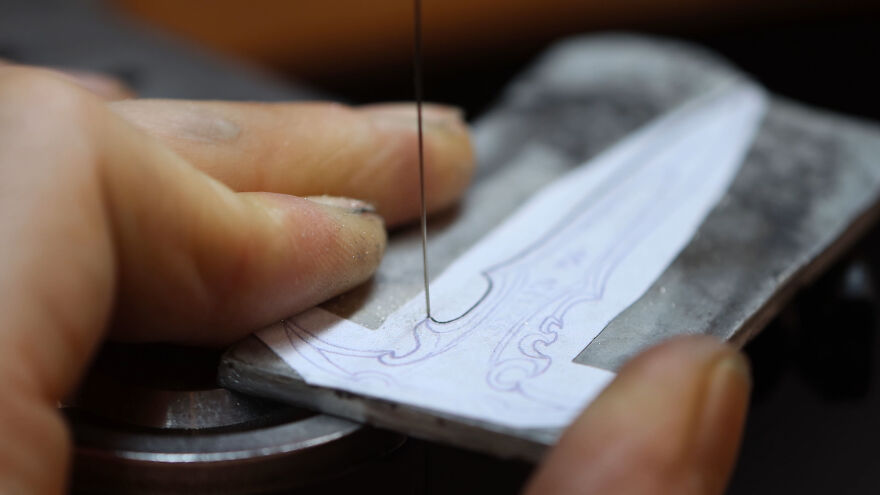 Jeweler Spends Over 700 Hours Recreating Warcraft's Most Legendary Blade In Gold And Silver Jeweler Spends Over 700 Hours Recreating Warcraft's Most Legendary Blade In Gold And Silver