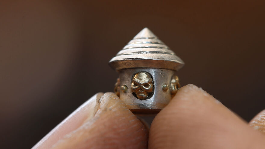 Jeweler Spends Over 700 Hours Recreating Warcraft's Most Legendary Blade In Gold And Silver Jeweler Spends Over 700 Hours Recreating Warcraft's Most Legendary Blade In Gold And Silver