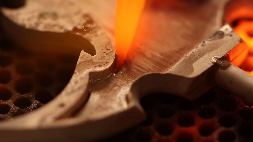 Jeweler Spends Over 700 Hours Recreating Warcraft's Most Legendary Blade In Gold And Silver Jeweler Spends Over 700 Hours Recreating Warcraft's Most Legendary Blade In Gold And Silver