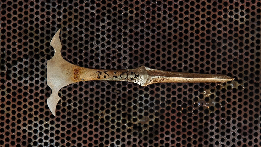 Jeweler Spends Over 700 Hours Recreating Warcraft's Most Legendary Blade In Gold And Silver Jeweler Spends Over 700 Hours Recreating Warcraft's Most Legendary Blade In Gold And Silver