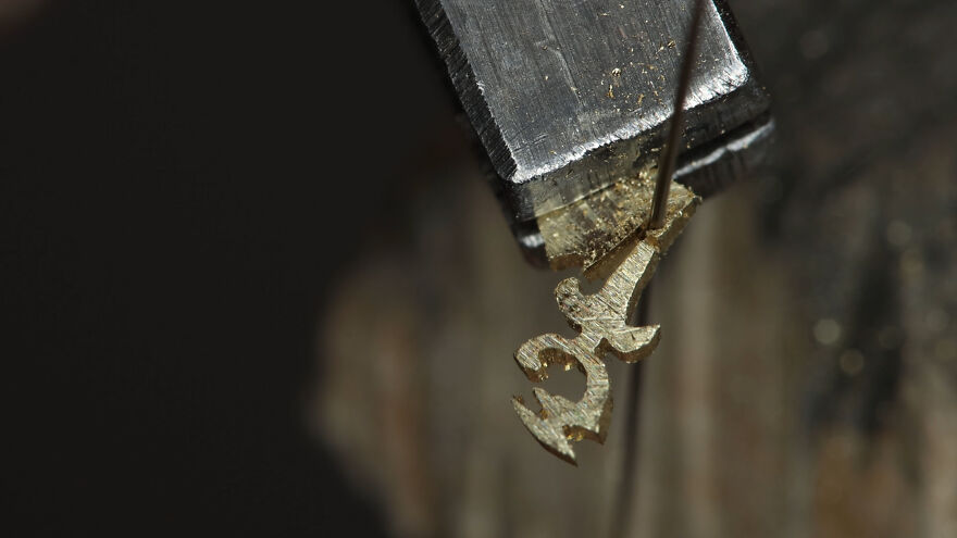 Jeweler Spends Over 700 Hours Recreating Warcraft's Most Legendary Blade In Gold And Silver Jeweler Spends Over 700 Hours Recreating Warcraft's Most Legendary Blade In Gold And Silver