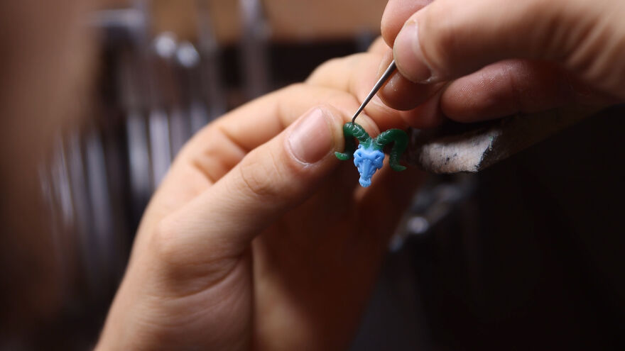 Jeweler Spends Over 700 Hours Recreating Warcraft's Most Legendary Blade In Gold And Silver Jeweler Spends Over 700 Hours Recreating Warcraft's Most Legendary Blade In Gold And Silver