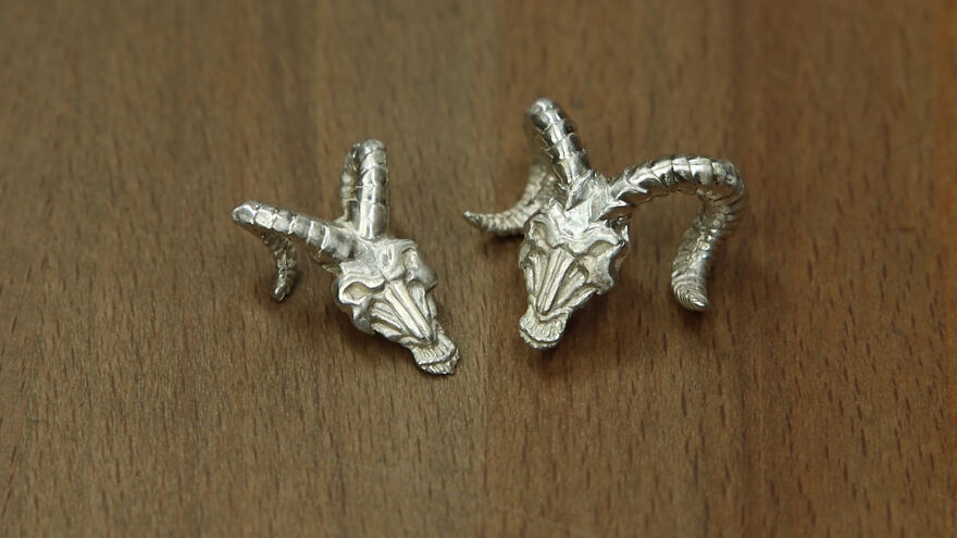 Jeweler Spends Over 700 Hours Recreating Warcraft's Most Legendary Blade In Gold And Silver Jeweler Spends Over 700 Hours Recreating Warcraft's Most Legendary Blade In Gold And Silver