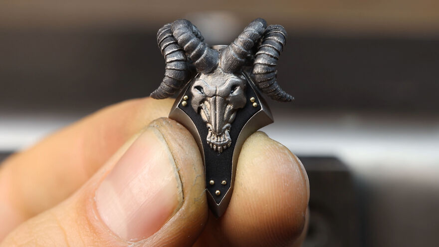 Jeweler Spends Over 700 Hours Recreating Warcraft's Most Legendary Blade In Gold And Silver Jeweler Spends Over 700 Hours Recreating Warcraft's Most Legendary Blade In Gold And Silver