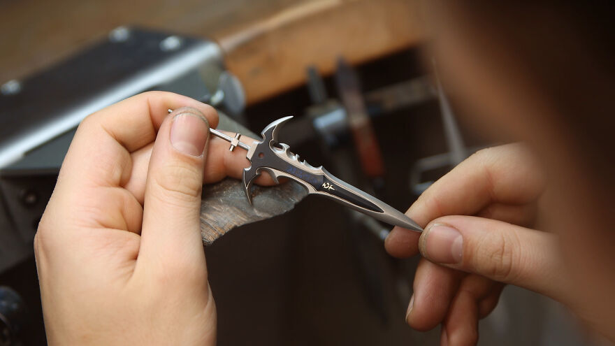 Jeweler Spends Over 700 Hours Recreating Warcraft's Most Legendary Blade In Gold And Silver Jeweler Spends Over 700 Hours Recreating Warcraft's Most Legendary Blade In Gold And Silver