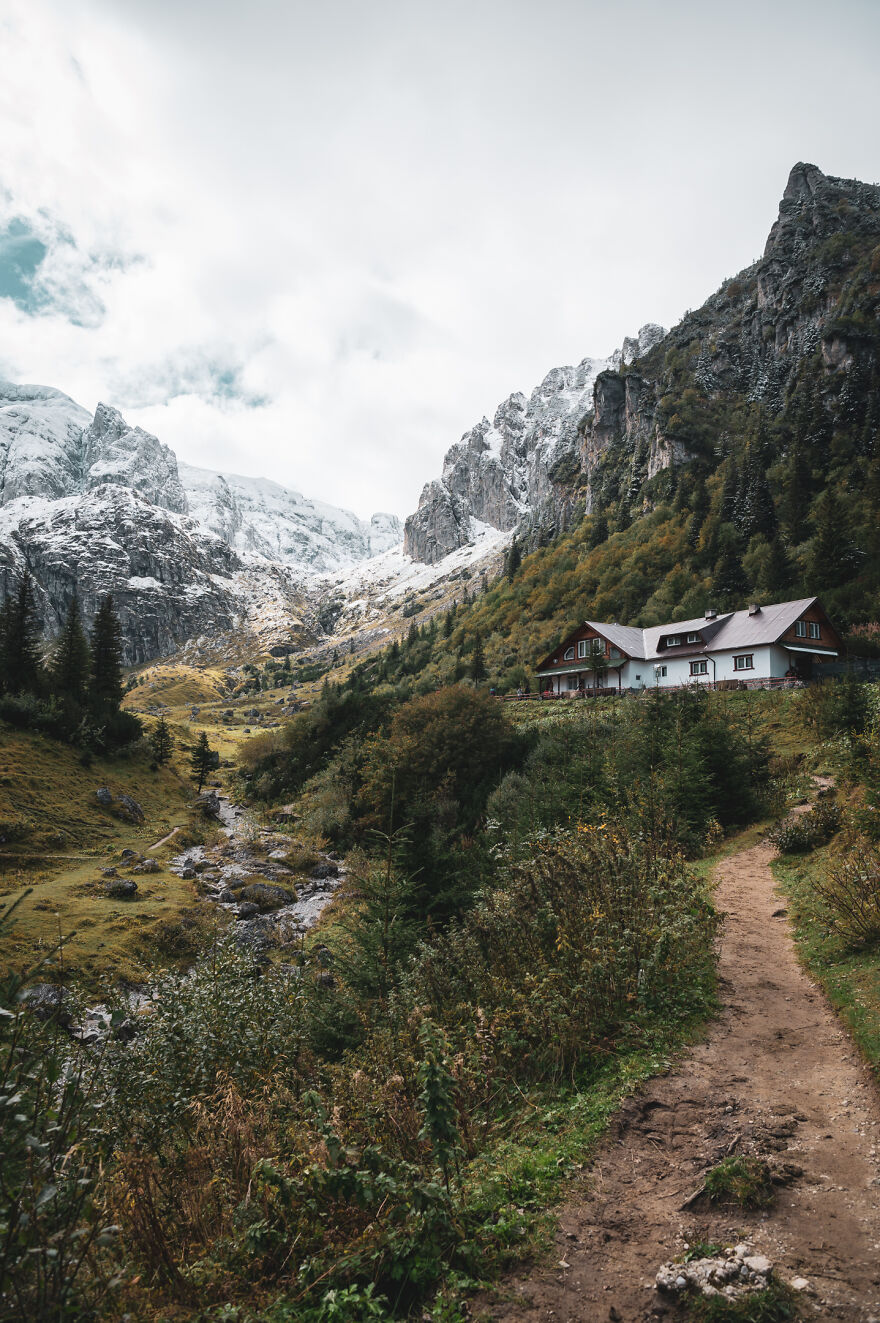 I Photographed The Mălăiești Cottage In Romania (10 Pics)