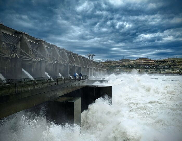 2.7 Olympic Swimming Pool Going Over The Spillway Every Second At The Dalles Dam