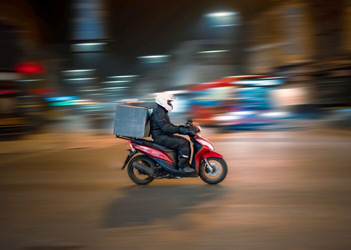 35 Delivery Drivers Share Their Weirdest Experiences