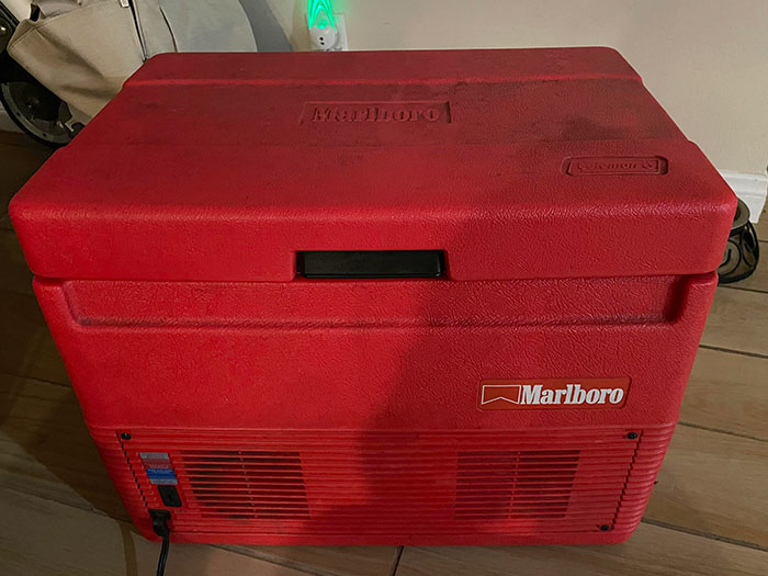 Mi papá todavía usa el refrigerador de 12V hecho por Coleman, con la marca Marlboro, que obtuvo de un catálogo de Marlboro de los años 90