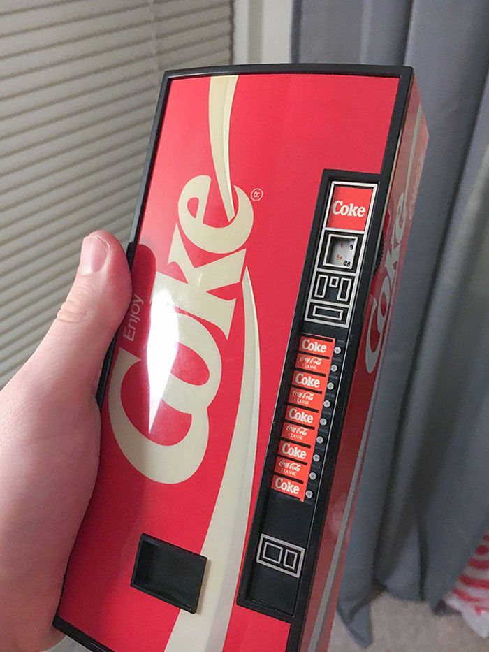 Esta radio que encontré en mi ático está construida para parecerse a una máquina expendedora de Coca Cola